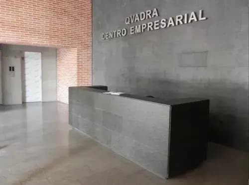 Gm Alquila Oficina A Estrenar En Torre La Qvadra De Los Dos Caminos, Diagonal Al C.c Millenium, Se Queda El Material Para Baño, Piso Y Se Reconocen Gastos De Remodelación