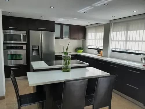 Lindo, Elegante Y Confortabable Town House Ubicado En El Conjunto Residencial La Abadia De Villa Granada, El Inmueble Consta De 135m2 Donde Se Distribuye, Planta Baja: Acogedora Sala, Baño De Visita,