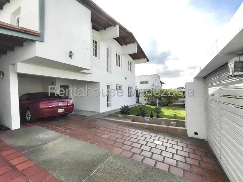 Casa (Duplex) en Venta en Santa Paula, Distrito Metropolitano