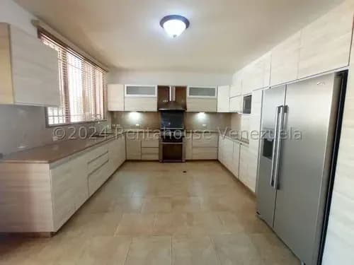 Disfruta De Una Excelente Propiedad En Zona Exclusiva De La Gran Valencia, Amplia, Confortable, Comoda, De Espacios Y Areas Consonas Para Disfrutar. Privacidad Y Todos Los Servicios. Cocina Moderna