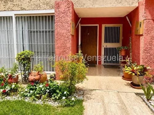 En Venta Hermoso Townhouse De 5 Niveles Ubicado En El Hatillo. Ana Perez 26-21238