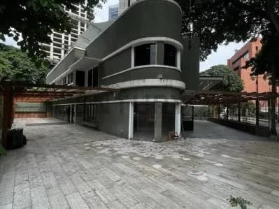 En Venta o Alquiler Casa Comercial en Las Mercedes frente CC El Tolon