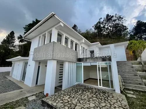 Majestuosa Casa Contemporánea, Recientemente Remodelada En Venta, Se Ubica En Una Exclusiva Y Segura Calle Privada De La Lagunita Country Club