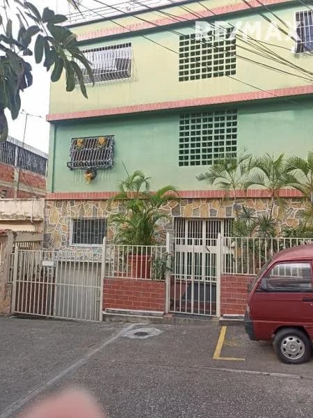Local y oficina muy seguros y con excelente ubicación en la Urb. Buena Vista, muy cerca de centros comerciales e importantes avenidas.
