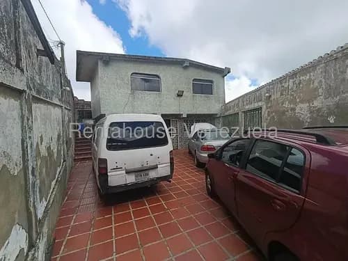 Casa De Tres Niveles En El Pueblo Del Junquito Mls 26-9913 Rm
