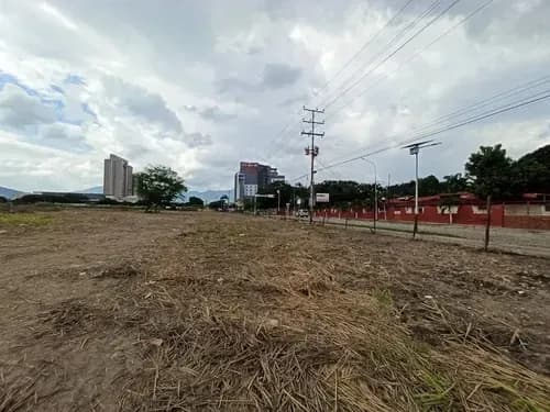 Eds Vende Terreno Av, Principal De Mañongo - Elt-046