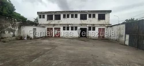 Se Vende Centro Comercial Completo Conformado Por Su Parte Frontal Por 4 Locales Todos Con Mezanina El Espacio En Genral Implica 800 Metros De Terreno Los Localess Tienen Medidas De Aproximadamente 88