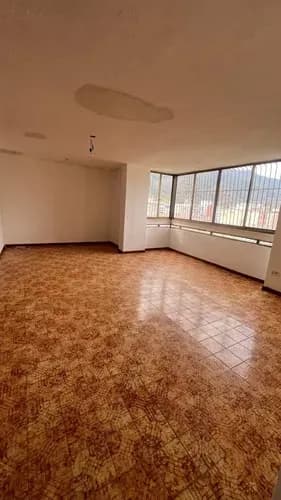 Apartamento Ubicado En Calle Cerrada, Piso Alto, Para Remodelar O Acondicionar Con 136m2 Tiene Amplia Sala, Cocina, 3 Habitaciones 2 Baños 1 Puesto De Estacionamiento. Además 1 Hab De Servicio Y Baño.