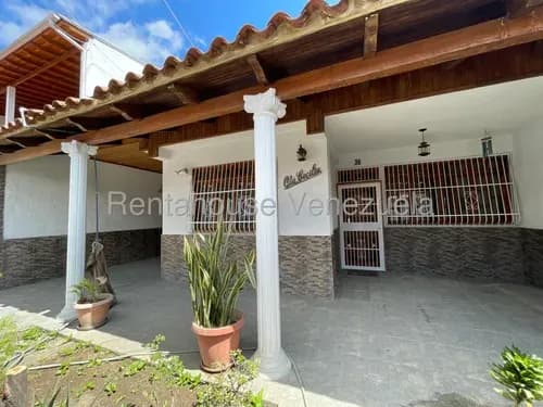 Casa En Venta En Urbanización La Orquídea La Victoria Excelente Ubicación Y Propiedad Seguridad Nela 26-11429