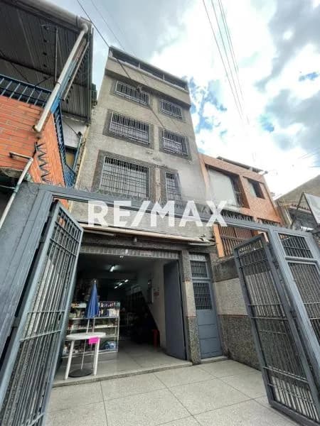 LOCAL COMERCIAL A PIE DE CALLE CON FLUJO PEATONAL EN CATIA