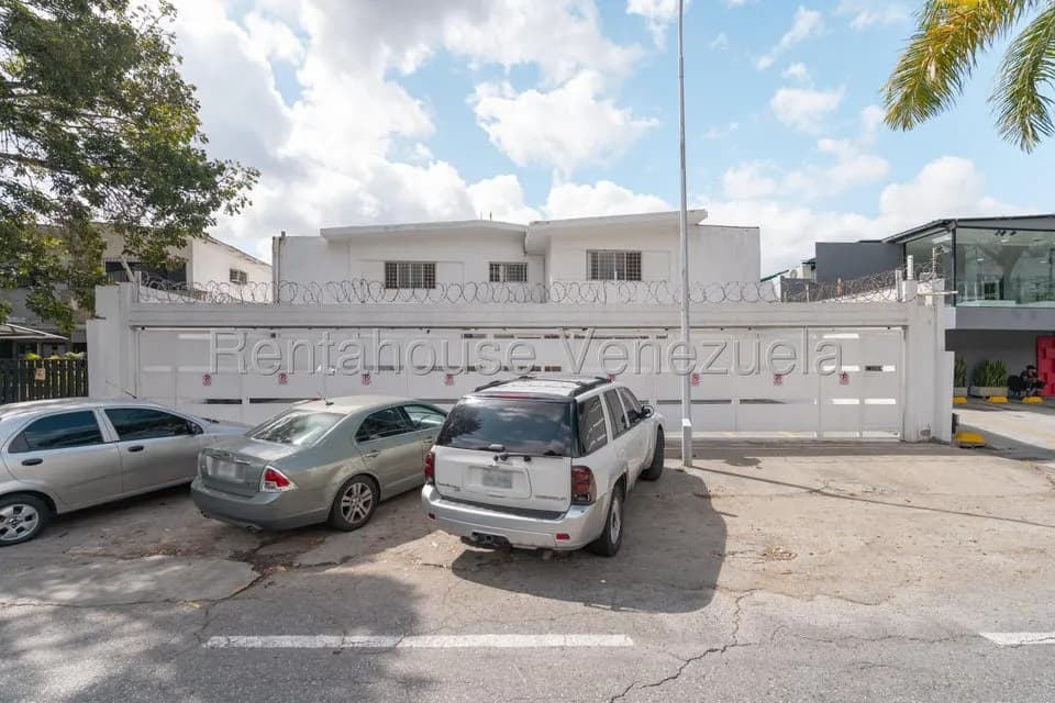 Comercial (Local Comercial) en Alquiler en Chuao, Distrito Metropolitano