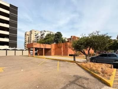 Terreno Comercial de 1.600 m² en la Avenida Principal de Lechería