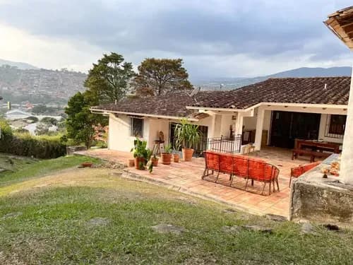 Xv, En Alquiler Exclusiva Residencia Con Amplia Parcela Y Potencial De Expansión Ubicada En La Urbanización Las Lomas Avenida Carabobo.