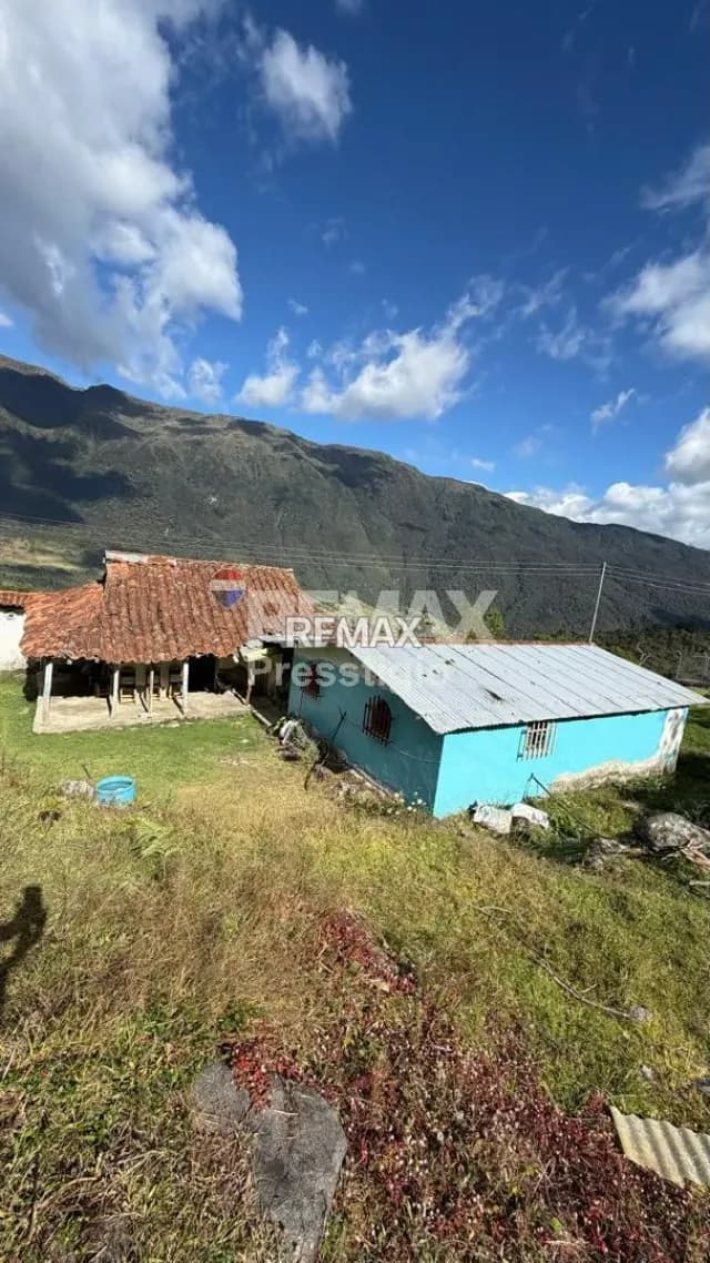 Terreno con Casa en Venta