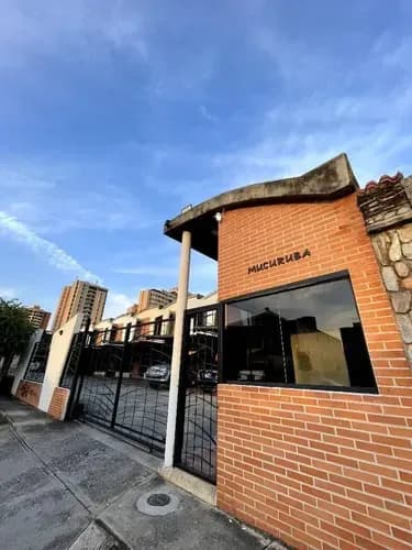 Town House Moderno Urb Jardín Mañongo Cerca Al C.c. Sambil. Tiene Tanque Agua Subterráneo Con Sistema De Bomba Y Filtros.