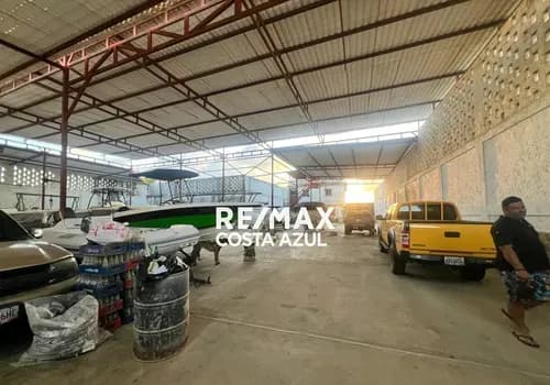 Remax Vende Terreno Con Bienhechuria De 925 M2 En La Av Hugo Chavez Nueva Tucacas