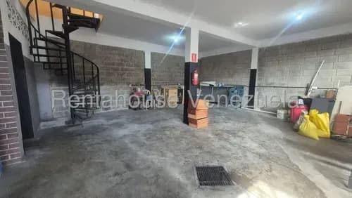 Daniela Linarez Alquila Magnifico Galpón De 3 Niveles Con 3 Oficinas, 2 Baños, Apartamento De 2 Habitaciones, 2 Baños, Ubicado Al Este De Barquisimeto