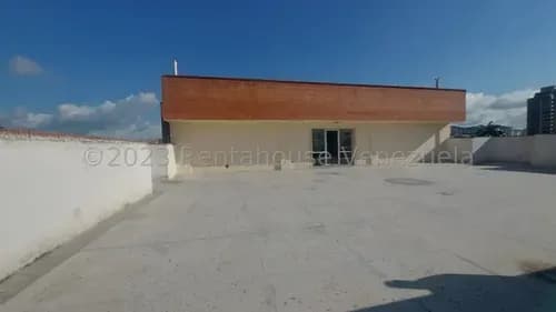 Espacioso Salon De Usos Multiples, Al Aire Libre, Cuenta Con 200mts2. Ideal Para Negocios De Entretenimiento O Tambien Para Adaptar Para Una Amplia Oficina.