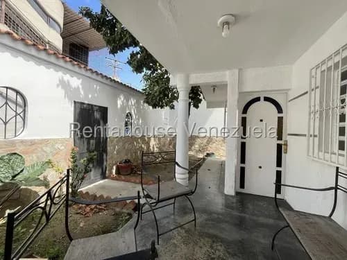 Jip 26-14802. Venta De Casa Comercial De 263 Mts2, 4 Hab, 2 Baños Y 2 P/e, Agua Constante, En Pleno Centro De Turmero.