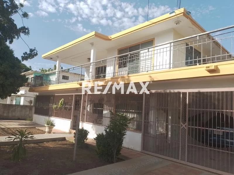 Casa de Dos plantas en la Urb Gilcon