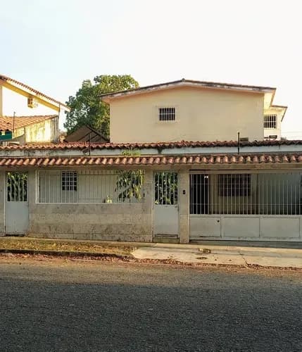 Eli Juarez Quinta A Remodelar Con Espacios Muy Amplios, Excelente Ubicación En Trigal Norte.. A Pocos Metros Del C.c. Patio Trigal. 4 Amplías Habitaciones La Principal Con Baño Y Vestier, 4 Baños,