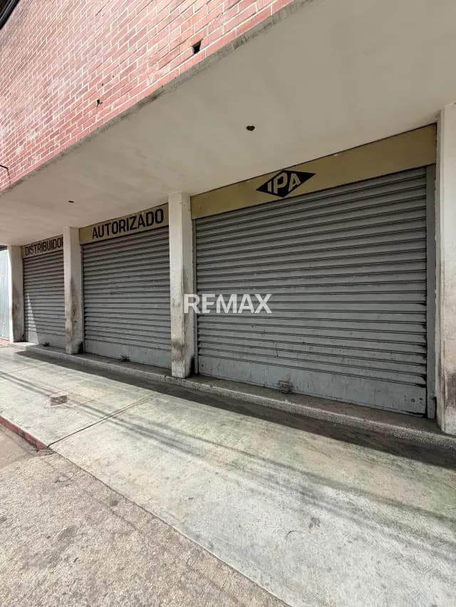 En alquiler local comercial con galpones en av. Francisco de Miranda al lado de estación de servicio la gruta