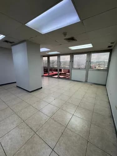 Alquiler De Oficina. En Edificio Empresarial Ubicado En Los Ruices. Consta De 94m2, Dos(2) Baños, Un Depósito, Ambiente Abierto. Estacionamiento Público, Vigilancia 24 Horas, En La Avda Fco De Miranda