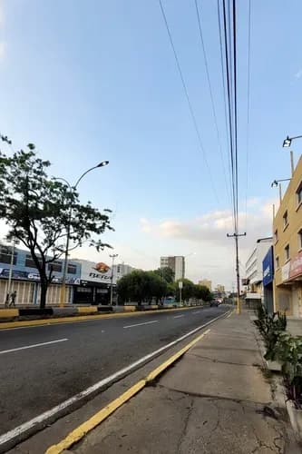 Amplio Local - Residencias Manila En La Ave. Bolivar Pto La Cruz