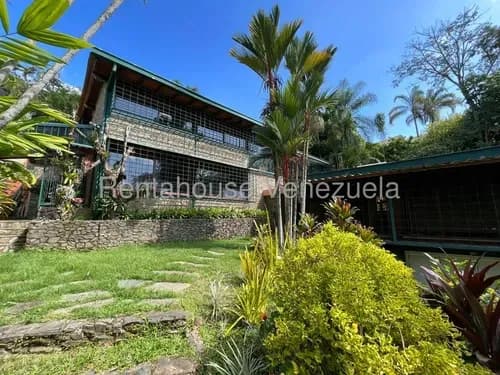 Casa De Excepcional Belleza, Distribución, Vista, Espacios Y Paisajismo. Tiene Unos Jardines Diseñados En Perfecto Equilibrio Con El Entorno. Vista Al Hoyo 11 Del Campo De Golf.
