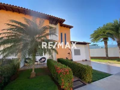 MODERNO Y EXCLUSIVO TOWNHOUSE EN LA URB TIERRA DEL SOL, PORLAMAR
