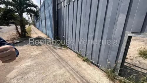 Karen Burgos Vende Amplio Galpón En Zona Industrial 1 Barquisimeto, Con Área Techada Y Área Cubierta.