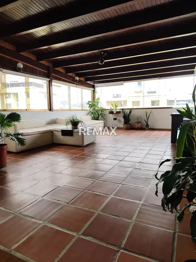 EN VENTA AMPLIO APARTAMENTO EN COLINAS DE LOS CAOBOS