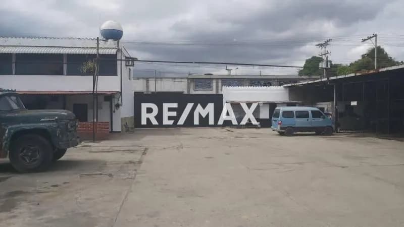 Se Vende Galpón 3.783m2 Urb. Santa Rosa