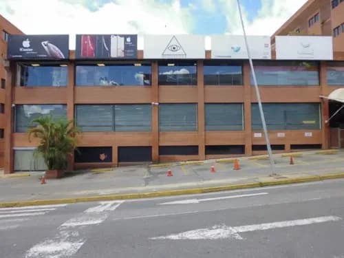 Local Comercial Premium En La Boyera: Máxima Exposición Y Versatilidad Se Ofrece En Alquiler Un Imponente Local Comercial A Pie De Calle Con Una Superficie Total De 613,73 Metros Cuadrados