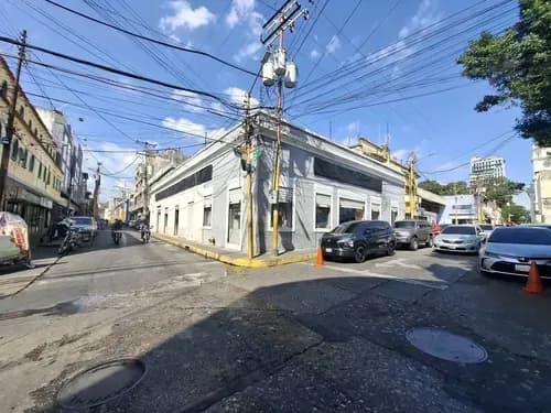 Yasmin Roa Vende Local De Esquina Centro De Valencia. 600mts. Cod 313738
