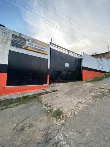 Galpón Ubicado En La Avenida Lara Con Avenida Fernando Figueredo