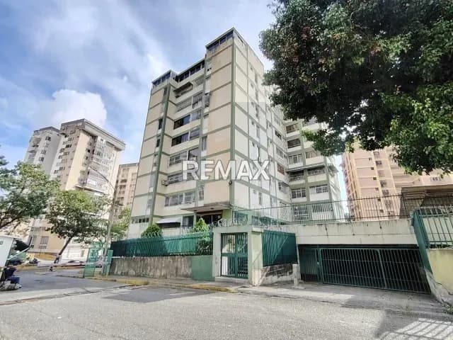 Vendo Apartanento El Marqués, para actualizar, Calle Cerrada con vigilancia, piso Bajo
