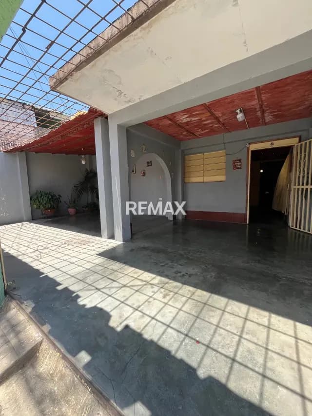 ESPACIOSA CASA EN VENTA UBICADA EN LA CALLE RUIS PINEDA DIAGONAL CON CALLE VARGAS.
