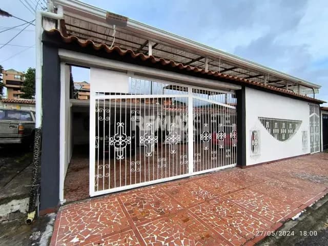 Casa en venta a pie de calle de una sola planta en La Urbanización los Naranjos, Pueblo Nuevo