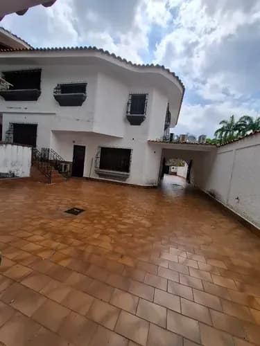 Samir Trosel Vende Casa Quinta De 3 Niveles Con Potencial Comercial En Urbanizacion La Viña Valencia.