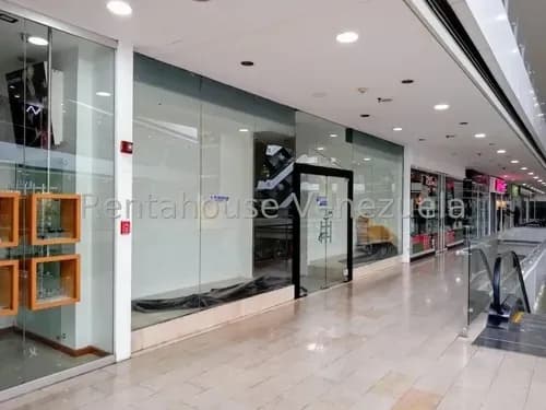 Amplio Local Comercial En Alquiler, En Millennium Mall, Urb. Los Dos Caminos.