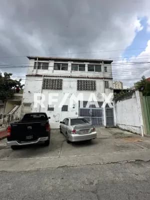 Se Alquila Local Comercial en Los Chorros.