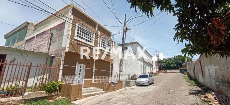 VENDE CASA BELLOSO edificio 3 niveles