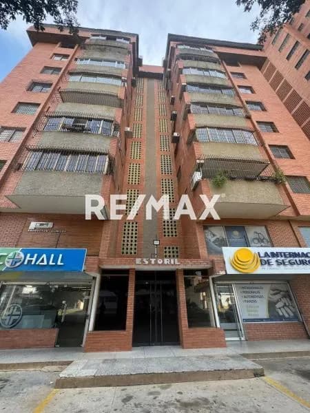 SE VENDE Apartamento en Edificio ESTORIL ubicado en la Calle 75 con Av. 9. Piso 7