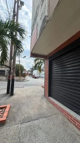F-6942. Alexora Vende De Oportunidad, Local Comercial De Alta Visibilidad Y Ubicación Estratégica En La Av. Miranda, A Pocos Metros De La Av. Bolívar Norte. (2,2)
