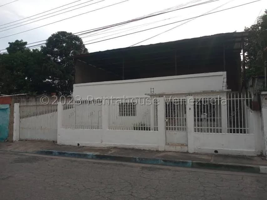 Casa (Multipes Niveles) en Venta en Avenida Aragua, Aragua