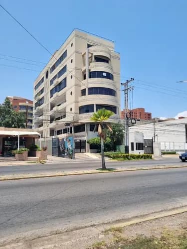 Se Alquila Oficina En Planta Baja En La Av. Principal De Lechería