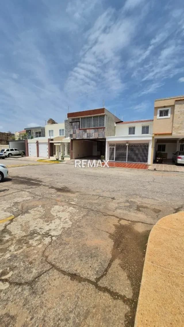 Casa en Las Naciones* CALLE CERRADA
