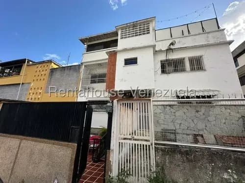 Casa De 5 Niveles En Venta En Una Urbanización Excelente En Colinas De Los Chaguaramos Mls #26-4478