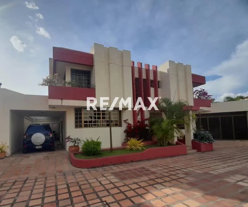 En Venta Hermosa Casa de dos niveles ubicada en Zona Este de Barquisimeto
